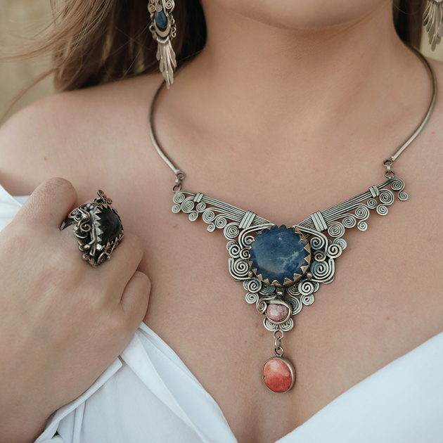 LAPIZ LAZULI NECKLACE with spondylus