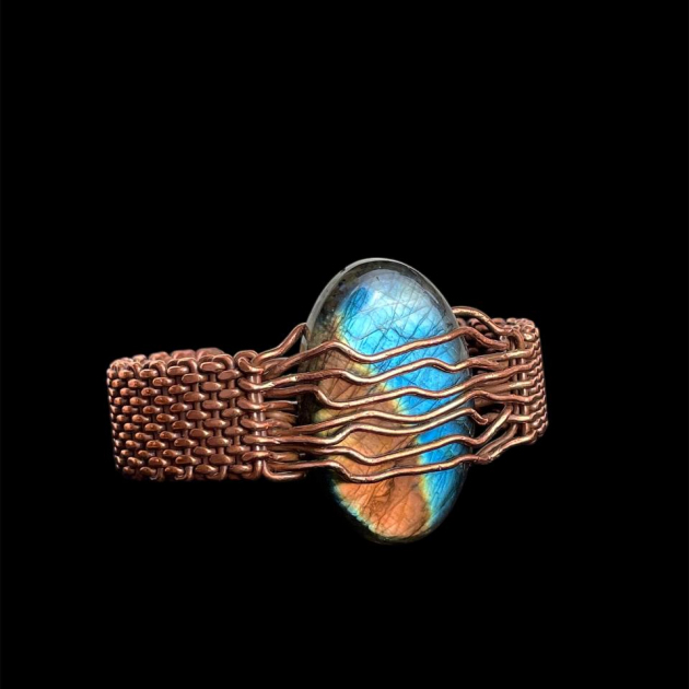 Adjustable copper bracelet with labradorite stone