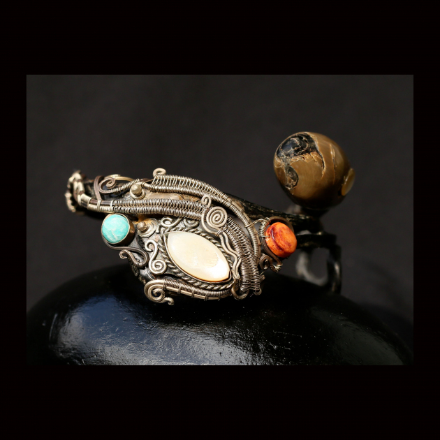 Black coral bracelet with nacar stone