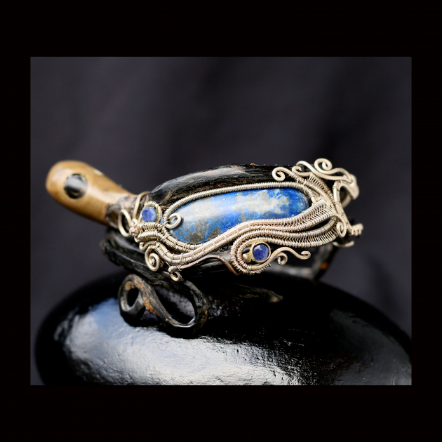 Black coral bracelet with lapis lazuli stone